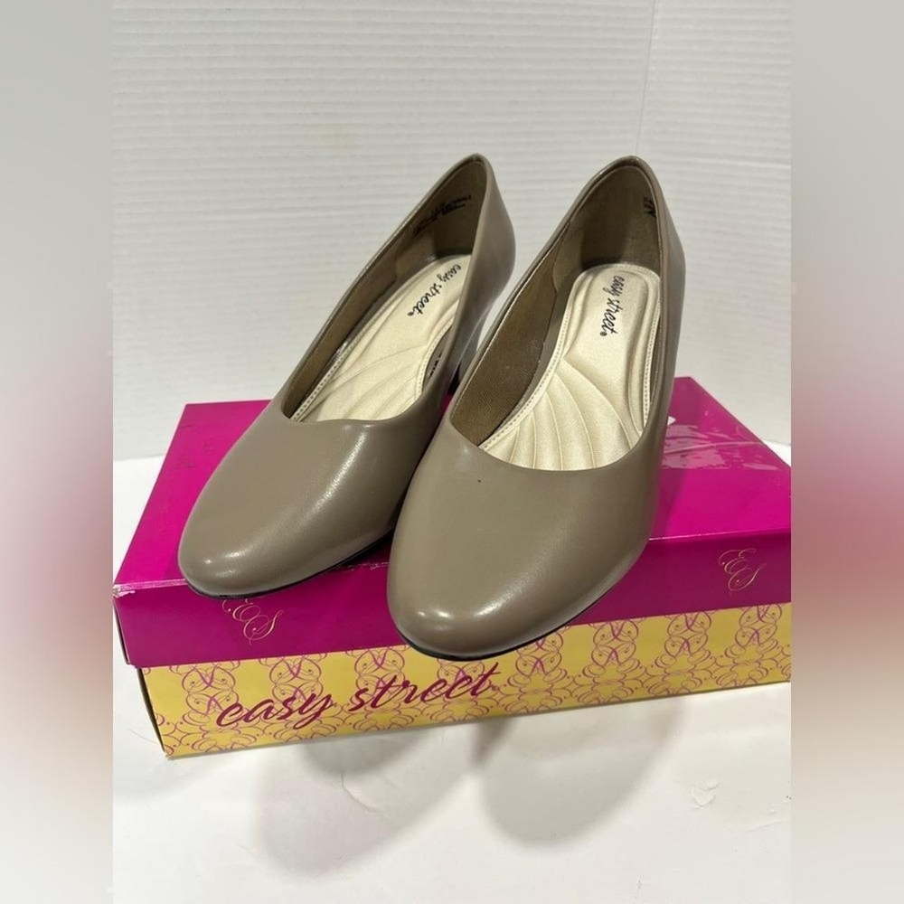 Easy Street Women's Gray and Tan Round Toe Stiletto Heels